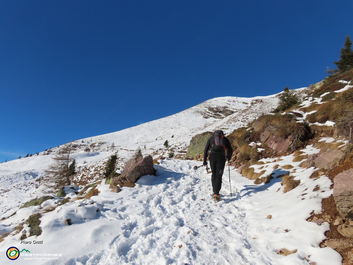 11 Sentiero 109A all'inizio stradetta innevata.JPG